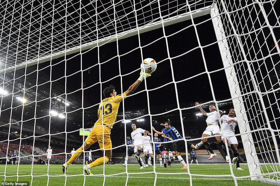 Nhưng chưa đầy 2 phút sau, trung vệ Godin đã đưa trận đấu trở về thế cân bằng về tỷ số...(Nguồn: Getty Images)