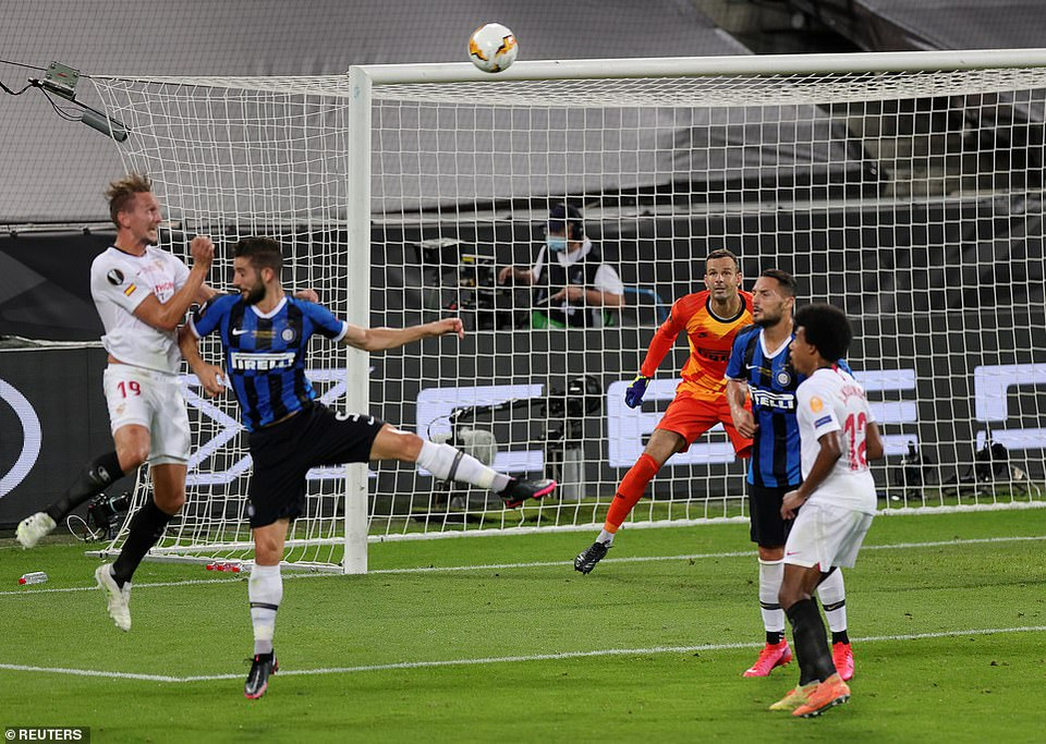 Đến phút 33, cũng từ một pha đánh đầu, de Jong đưa bóng đi về góc xa nâng tỷ số lên 2-1. (Nguồn: Reuters)