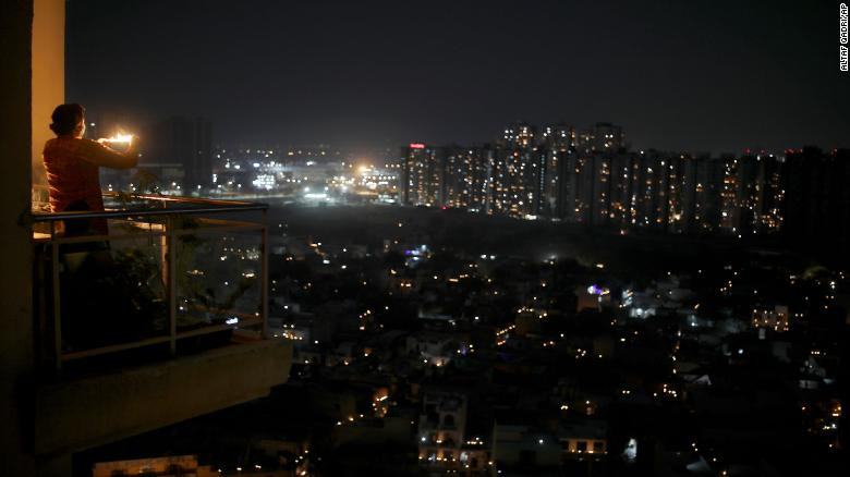 Hàng triệu người dân Ấn Độ đã tắt đèn và thắp sáng ban công, thềm nhà bằng nến, đèn pin và các loại đèn truyền thống... (Nguồn: CNN)