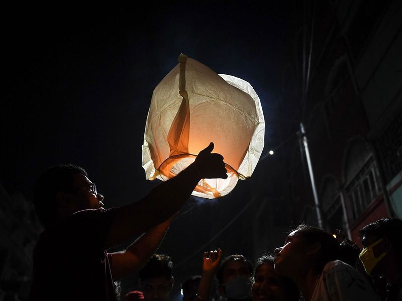 Người dân thả đèn lồng giấy. (Nguồn: AFP)