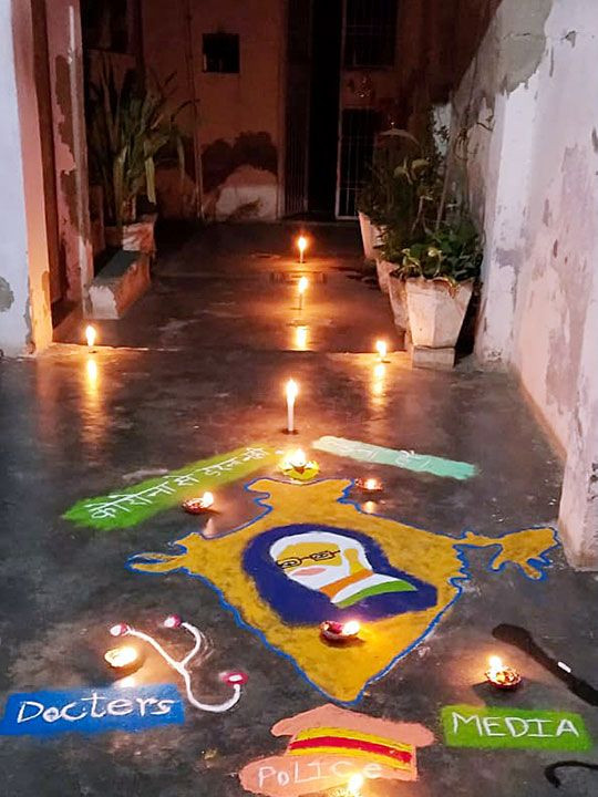 Người dân tạo thành bản đồ Ấn Độ, bằng nến và đèn trong vòng 9 phút từ 21 giờ ngày 5/4, theo lời kêu gọi của Thủ tướng Modi. (Nguồn: ANI)