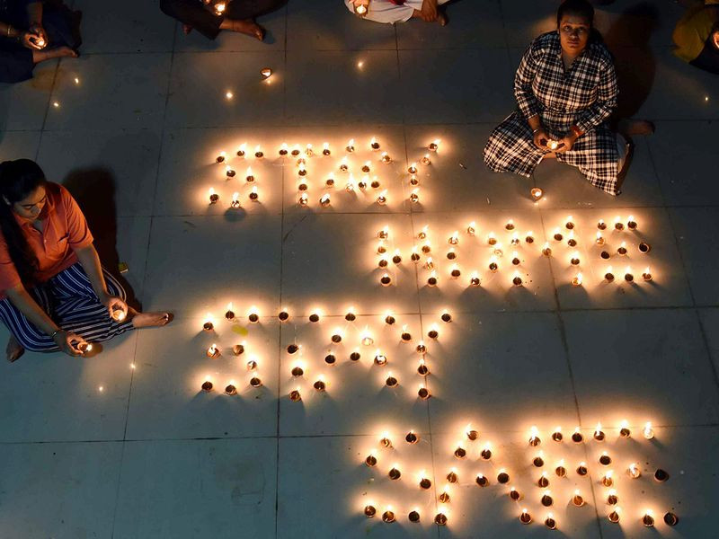 Người dân thắp sáng đèn ở Patna vào Chủ nhật. (Nguồn: ANI)