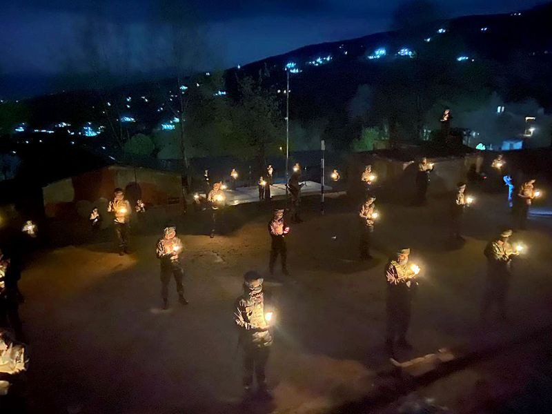 Lực lượng quân đội Ấn Độ thắp nến tại Poonch. (Nguồn: ANI)