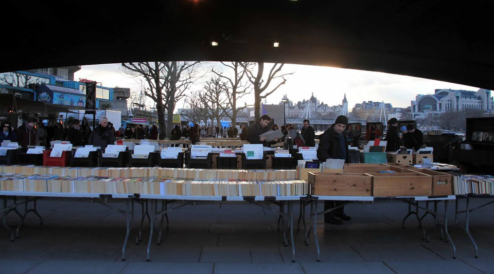 Thư giãn tại chợ sách bên sông. (Ảnh: Như Mai/Vietnam+)