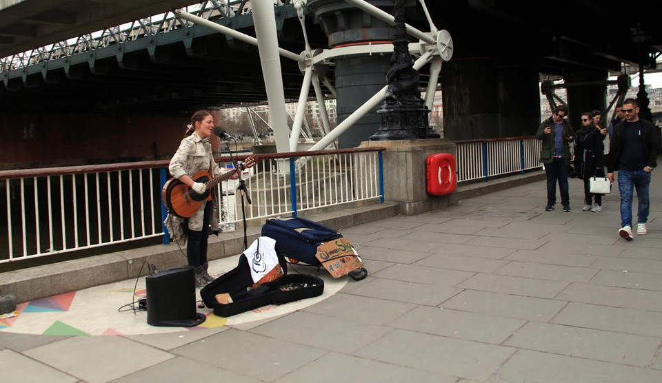 Giọng hát truyền cảm của nghệ sỹ đường phố Susana. (Ảnh: Như Mai/Vietnam+)