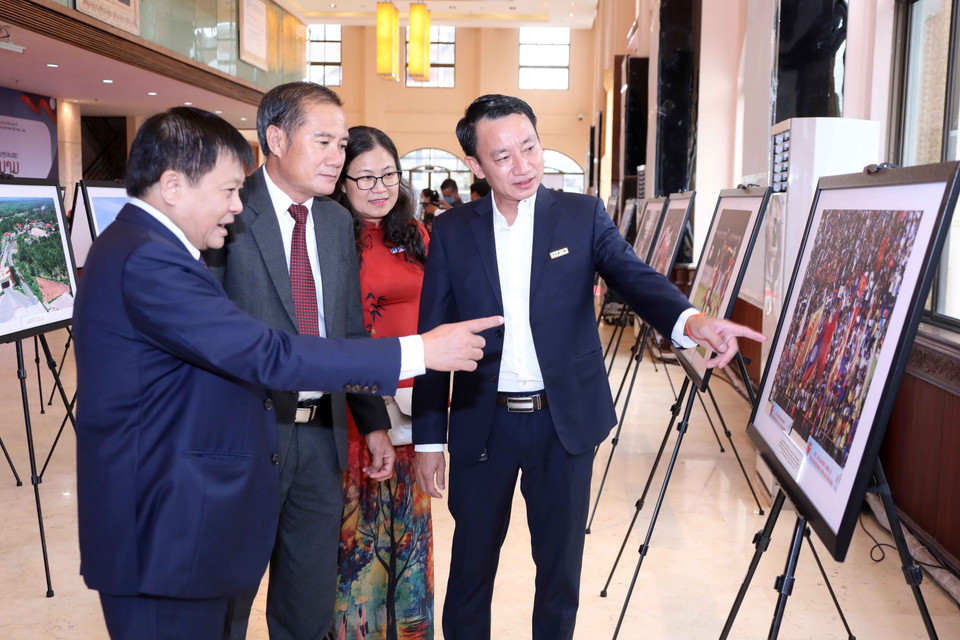 Phó Tổng Giám đốc TTXVN Đinh Đăng Quang và các đại biểu tham quan triển lãm. (Ảnh: Văn Điệp/TTXVN)