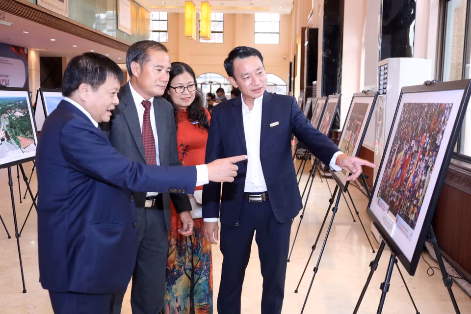 Phó Tổng Giám đốc TTXVN Đinh Đăng Quang và các đại biểu tham quan triển lãm. (Ảnh: Văn Điệp/TTXVN)