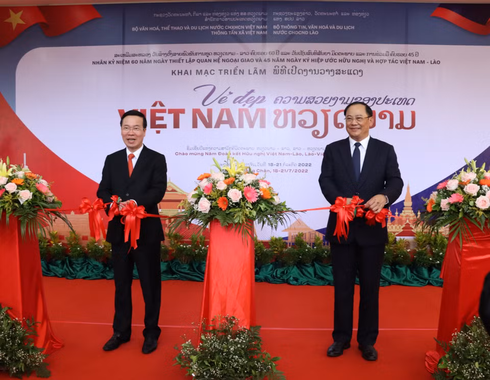 Ủy viên Bộ Chính trị, Thường trực Ban Bí thư Võ Văn Thưởng và Ủy viên Bộ Chính trị, Phó Thủ tướng Chính phủ Lào Sonexay Siphandone cắt băng khai mạc triển lãm. (Ảnh: Văn Điệp/TTXVN)