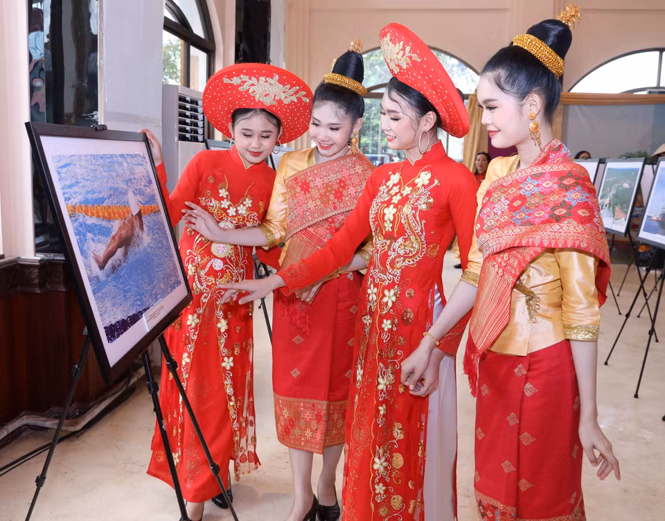 Khách tham quan xem ảnh SEA Games 31 do phóng viên TTXVN thực hiện tại triển lãm. (Ảnh: Văn Điệp/TTXVN)