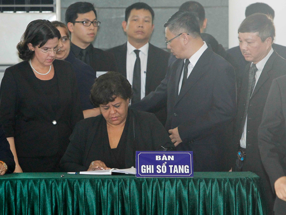 Bà Olga lidia Tapia Iglesia, Bí thư Trung ương Đảng, Trưởng Ban Khoa học, Giáo dục và Thể thao Trung ương Đảng Cộng sản Cuba ghi sổ tang tưởng nhớ nguyên Tổng Bí thư Đỗ Mười. (Ảnh: TTXVN)