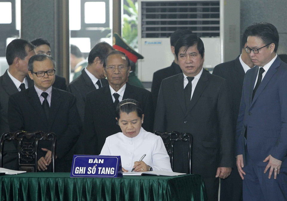 Phó thủ tướng Chính phủ Hoàng gia Campuchia Men Sam An viết sổ tang và viếng nguyên Tổng Bí thư Đỗ Mười. (Ảnh: Văn Điệp/TTXVN)