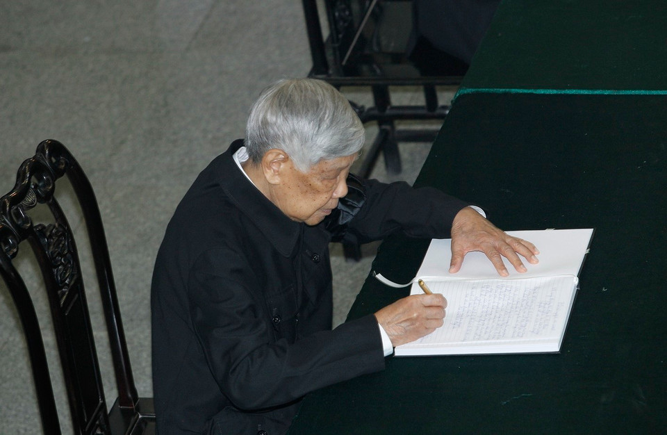 Nguyên Tổng Bí thư Lê Khả Phiêu ghi sổ tang tưởng nhớ nguyên Tổng Bí thư Đỗ Mười. (Ảnh: TTXVN)