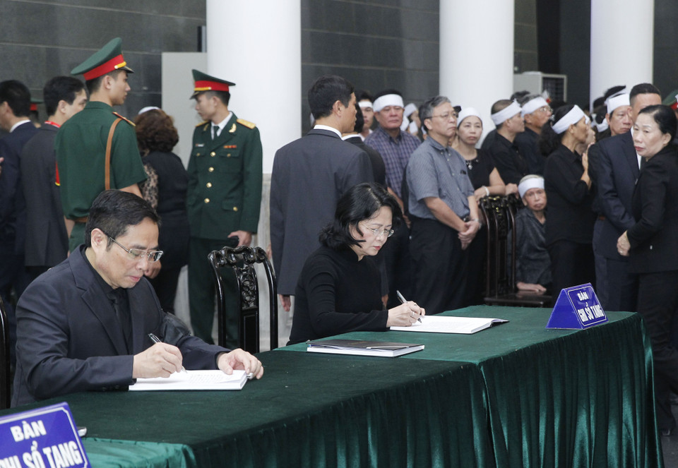 Quyền Chủ tịch nước Đặng Thị Ngọc Thịnh ghi sổ tang tưởng nhớ nguyên Tổng Bí thư Đỗ Mười. (Ảnh: TTXVN)