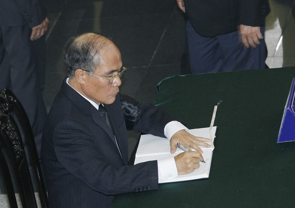 Nguyên Chủ tịch Quốc hội Nguyễn Sinh Hùng ghi sổ tang tưởng nhớ nguyên Tổng Bí thư Đỗ Mười. (Ảnh: TTXVN)