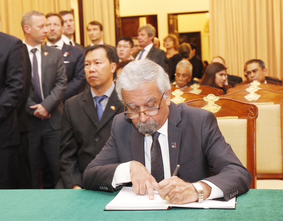 Điều phối viên thường trú Liên hợp quốc tại Việt Nam Kamal Malhotra ghi sổ tang tưởng nhớ nguyên Tổng Bí thư Đỗ Mười. (Ảnh: TTXVN)