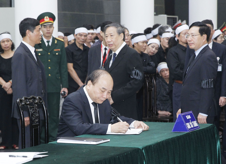 Thủ tướng Chính phủ Nguyễn Xuân Phúc ghi sổ tang tưởng nhớ nguyên Tổng Bí thư Đỗ Mười. (Ảnh: TTXVN)