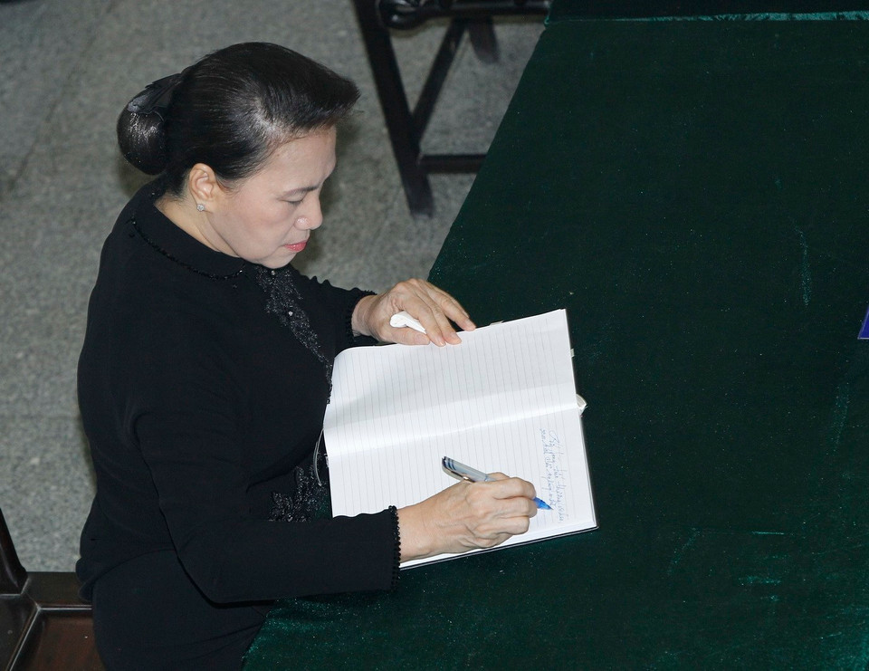 Chủ tịch Quốc hội Nguyễn Thị Kim Ngân ghi sổ tang tưởng nhớ nguyên Tổng Bí thư Đỗ Mười. (Ảnh: TTXVN)