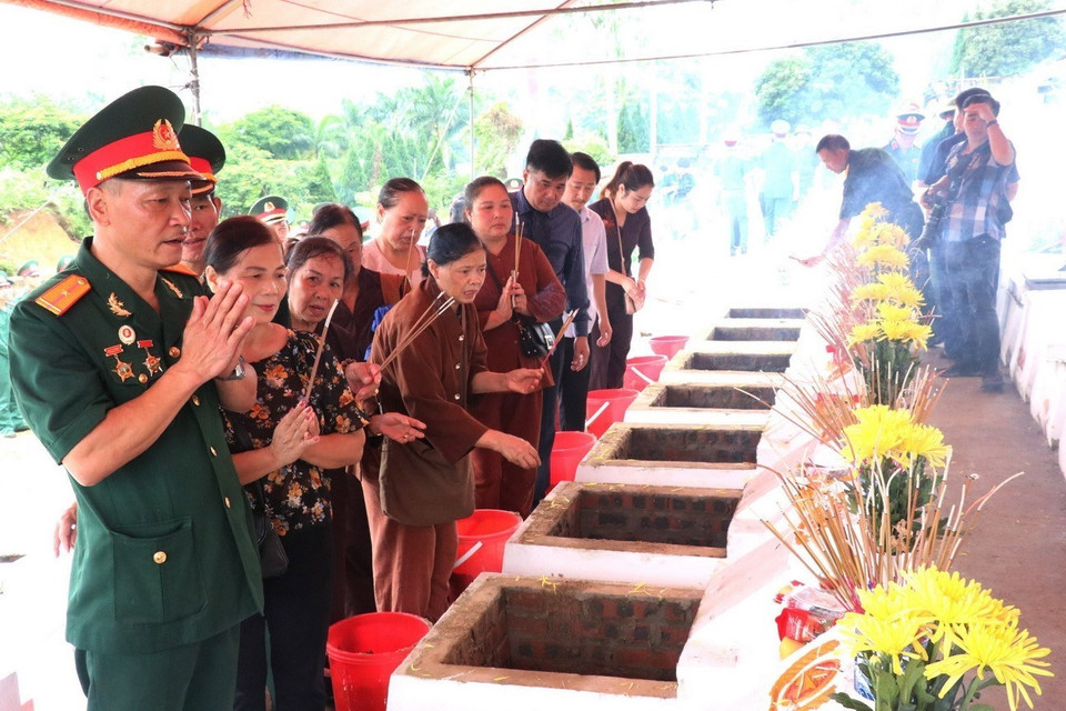 Cựu chiến binh và nhân dân thắp hương các liệt sỹ được an táng tại Nghĩa trang Liệt sỹ Quốc gia Vị Xuyên (Hà Giang). (Ảnh: Minh Tâm/TTXVN)