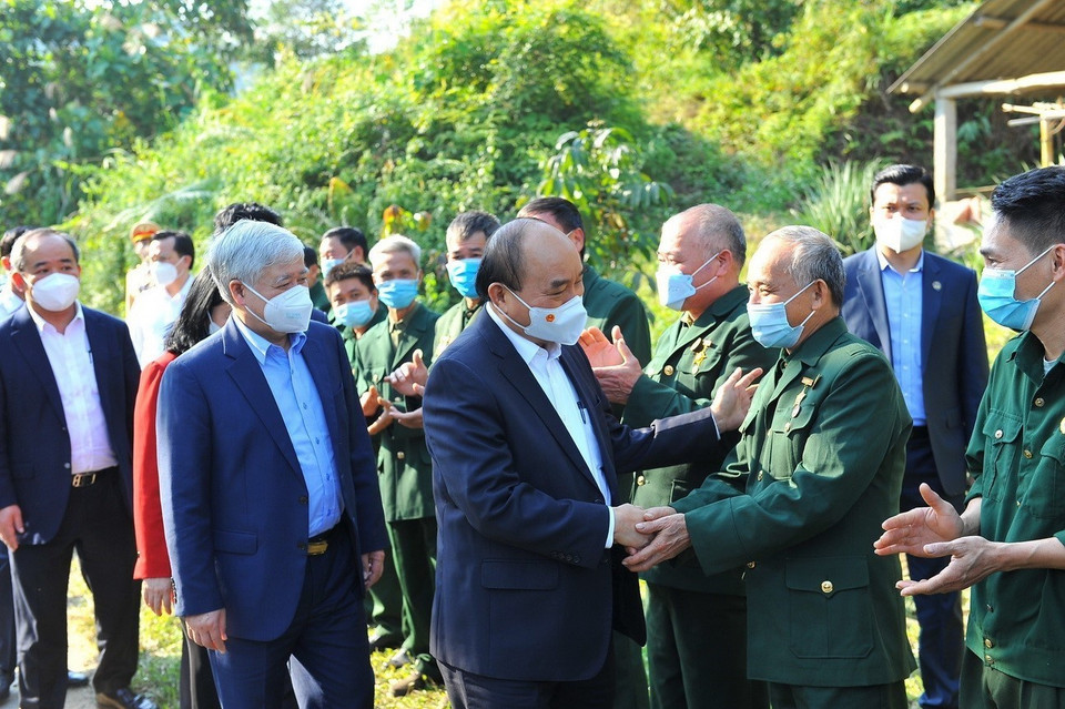 Chủ tịch nước Nguyễn Xuân Phúc thăm hỏi cựu chiến binh tại thôn Tân Bình, xã Việt Vinh, huyện Bắc Quang, tỉnh Hà Giang. (Ảnh: Minh Đức/TTXVN)