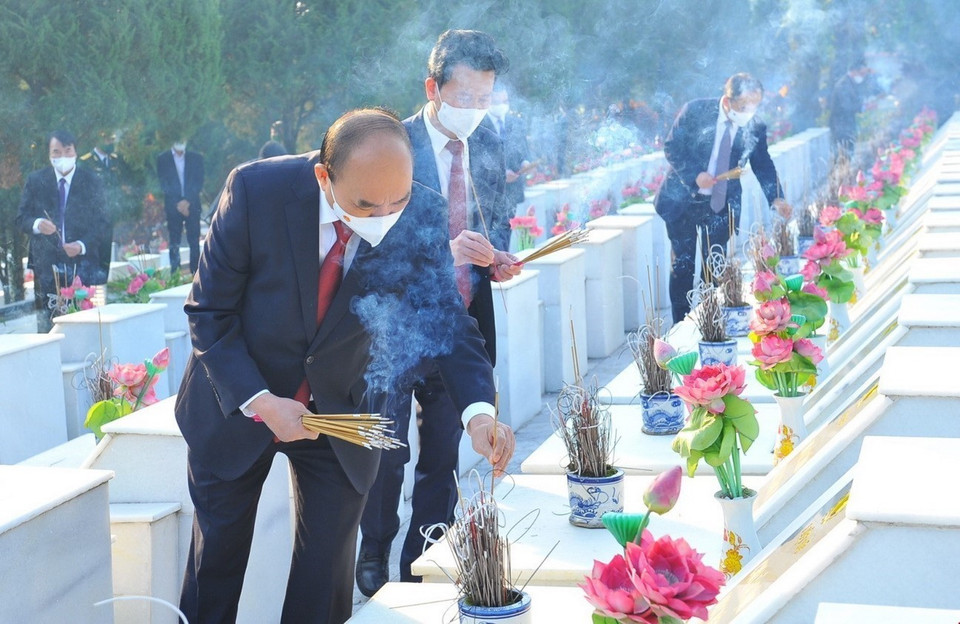 Chủ tịch nước Nguyễn Xuân Phúc dâng hương tưởng niệm các Anh hùng liệt sỹ tại Nghĩa trang Liệt sỹ Quốc gia Vị Xuyên (Hà Giang), ngày 8/12/2021. (Ảnh: Minh Đức/TTXVN)