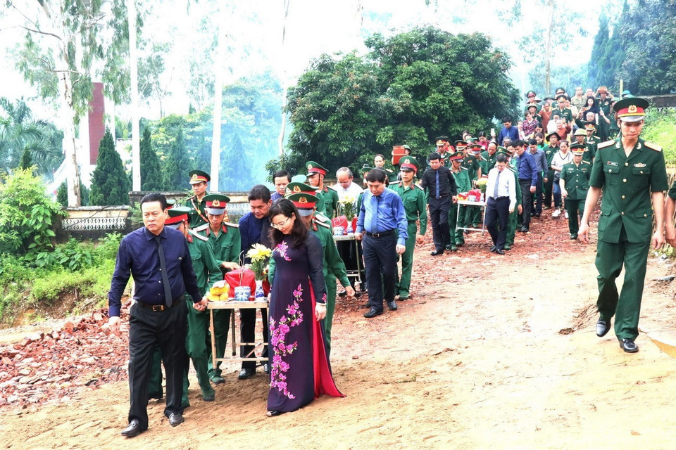 Lãnh đạo tỉnh Hà Giang và các đại biểu thực hiện lễ truy điệu và tiễn đưa 10 hài cốt liệt sỹ hy sinh trong cuộc chiến đấu bảo vệ biên giới phía Bắc về an táng tại Nghĩa trang Liệt sỹ quốc gia Vị Xuyên (Hà Giang). (Ảnh: Minh Tâm/TTXVN)