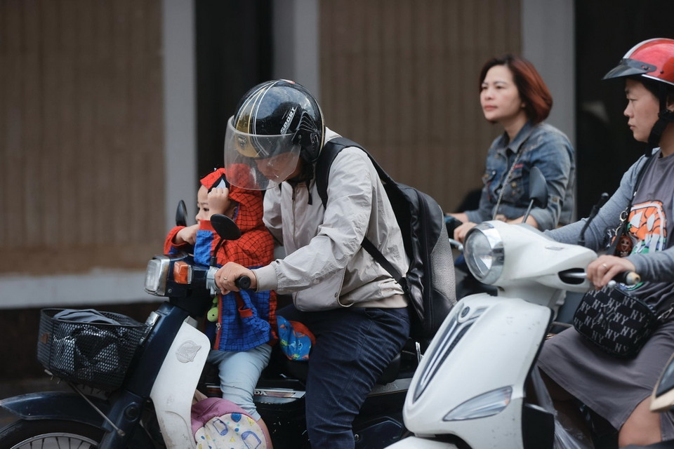 Nhiều trẻ em được bố mẹ trang bị áo khoác cẩn thận để giữ ấm. (Ảnh: Minh Quyết/TTXVN)