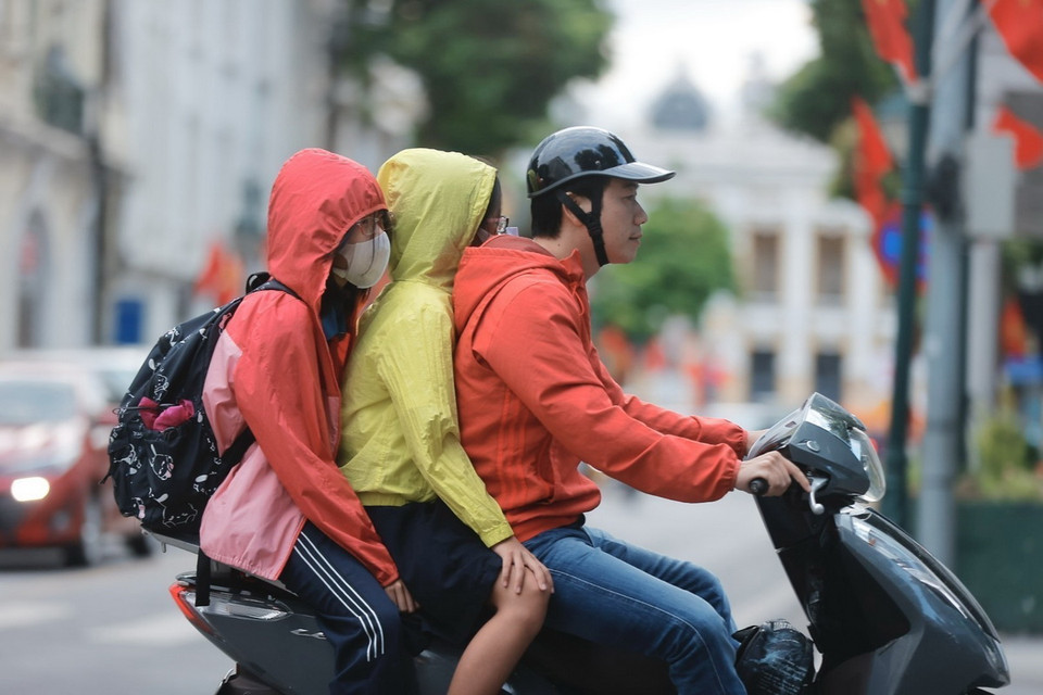 Sáng sớm khi ra đường, người dân đã phải mặc áo khoác. (Ảnh: Minh Quyết/TTXVN)