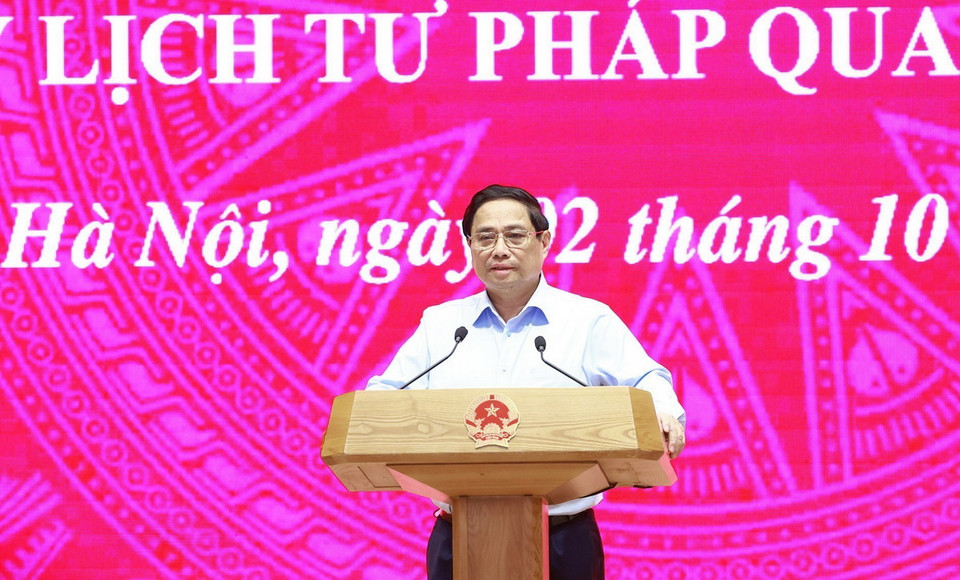 Thủ tướng Phạm Minh Chính phát biểu tại Hội nghị triển khai sổ sức khỏe điện tử và cấp phiếu lý lịch tư pháp thông qua ứng dụng VNeID. (Ảnh: Dương Giang/TTXVN)