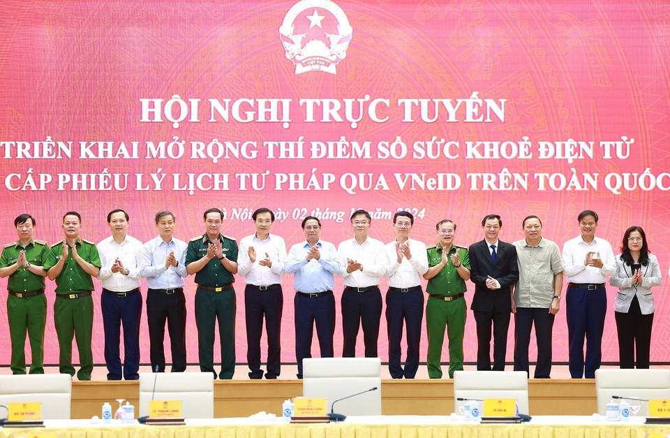Thủ tướng Phạm Minh Chính với các đại biểu. (Ảnh: Dương Giang/TTXVN)