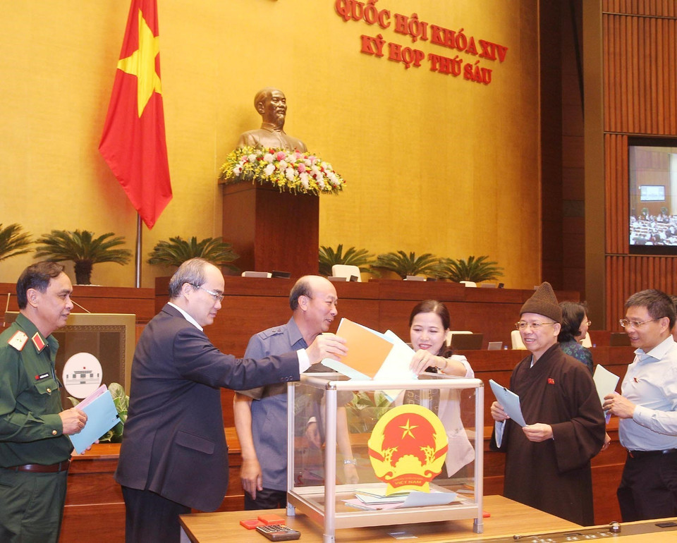 Thực hiện lấy phiếu tín nhiệm đối với các chức danh do Quốc hội bầu hoặc phê chuẩn được thực hiện theo luật Giám sát của Quốc hội và Hội đồng Nhân dân năm 2015, thời điểm lấy phiếu được quy định tại kỳ họp cuối năm thứ 3 mỗi nhiệm kỳ. (Ảnh: Lâm Khánh/TTXVN)