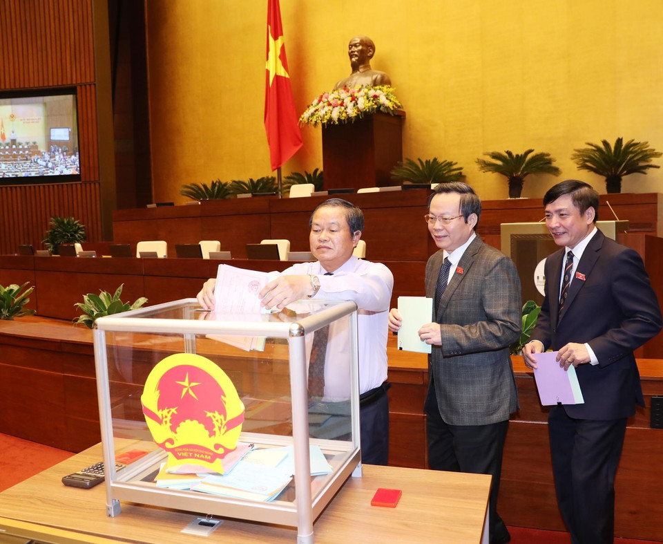 Các đại biểu Quốc hội tiến hành bỏ phiếu kín, đánh giá tín nhiệm đối với các chức danh do Quốc hội bầu hoặc phê chuẩn. (Ảnh: Lâm Khánh/TTXVN)