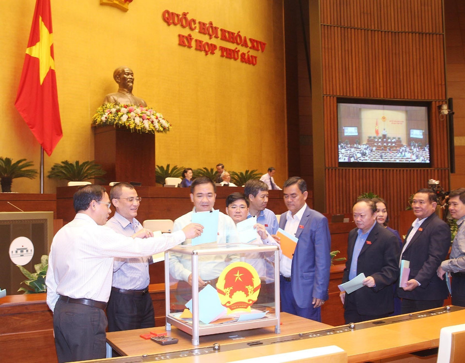 Các đại biểu Quốc hội tiến hành bỏ phiếu kín, đánh giá tín nhiệm đối với các chức danh do Quốc hội bầu hoặc phê chuẩn. (Ảnh: Lâm Khánh/TTXVN)