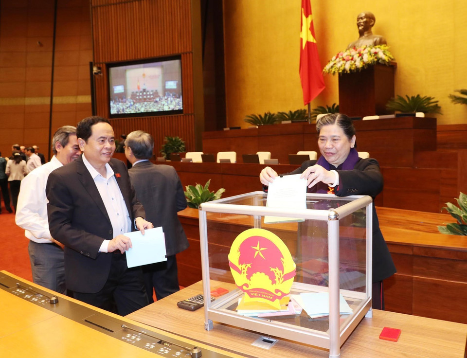 Thực hiện lấy phiếu tín nhiệm đối với các chức danh do Quốc hội bầu hoặc phê chuẩn được thực hiện theo luật Giám sát của Quốc hội và Hội đồng Nhân dân năm 2015, thời điểm lấy phiếu được quy định tại kỳ họp cuối năm thứ 3 mỗi nhiệm kỳ. (Ảnh: Lâm Khánh/TTXVN)