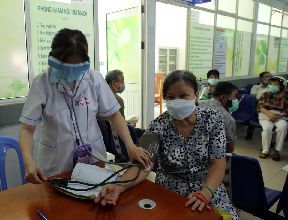 Nhân viên y tế khám bệnh cho người dân tại Bệnh viện Đà Nẵng. (Ảnh: Trần Lê Lâm/TTXVN)