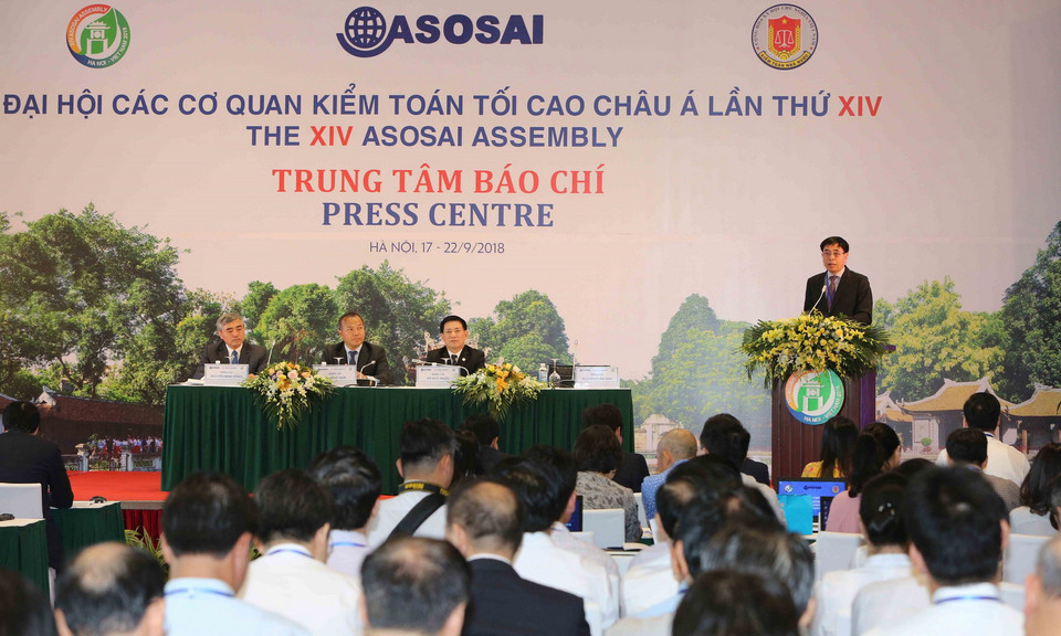 Phó Tổng Kiểm toán Nhà nước Nguyễn Tuấn Anh, Trưởng Tiểu ban Thông tin - Tuyên truyền ASOSAI 14 giới thiệu với phóng viên các cơ quan thông tấn, báo chí thông tin về ASOSAI 14 tại cuộc họp báo. (Ảnh: Dương Giang/TTXVN)