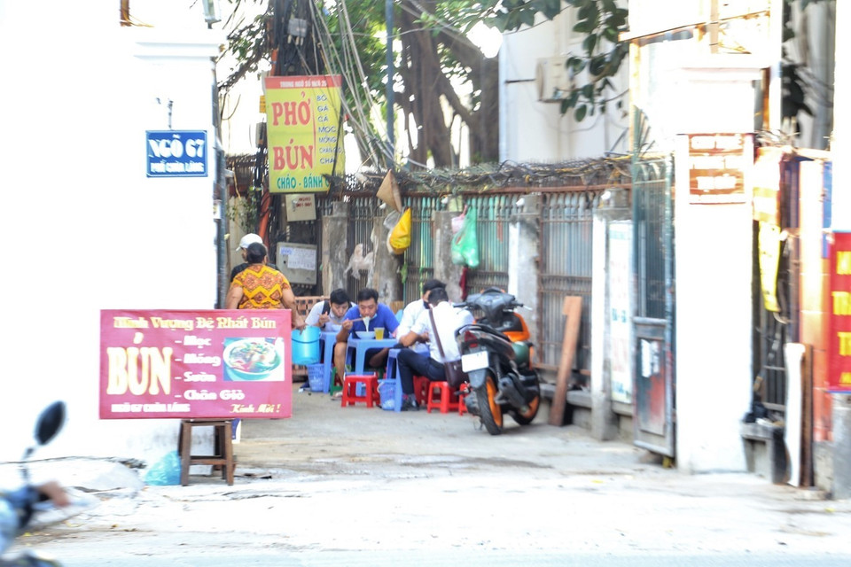 Một số quán ăn vỉa hè vẫn cho khách ngồi ăn tại quán. (Ảnh: Tuấn Đức/TTXVN)