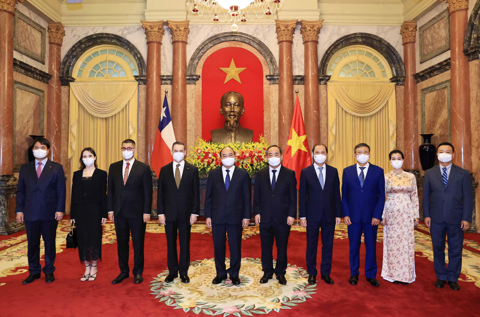 Chủ tịch nước Nguyễn Xuân Phúc và Đoàn đạo biểu Đại sứ quán Chile tại buổi trình Quốc thư. (Ảnh: Thống Nhất/TTXVN)