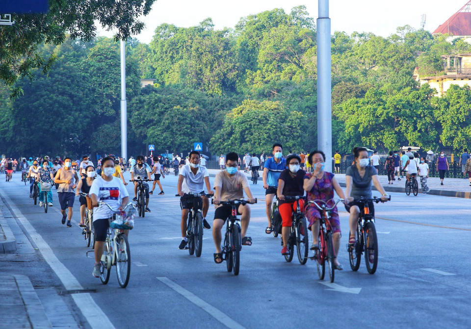 Nhiều người dân vẫn đạp xe tập thể dục dù đã có lệnh dừng triệt để đề phòng, chống dịch COVID-19 của UBND Thành phố (ảnh chụp lúc 6h5p ngày 13/7/2021 tại đường Độc Lập). (Ảnh: Hoàng Hiếu/TTXVN)