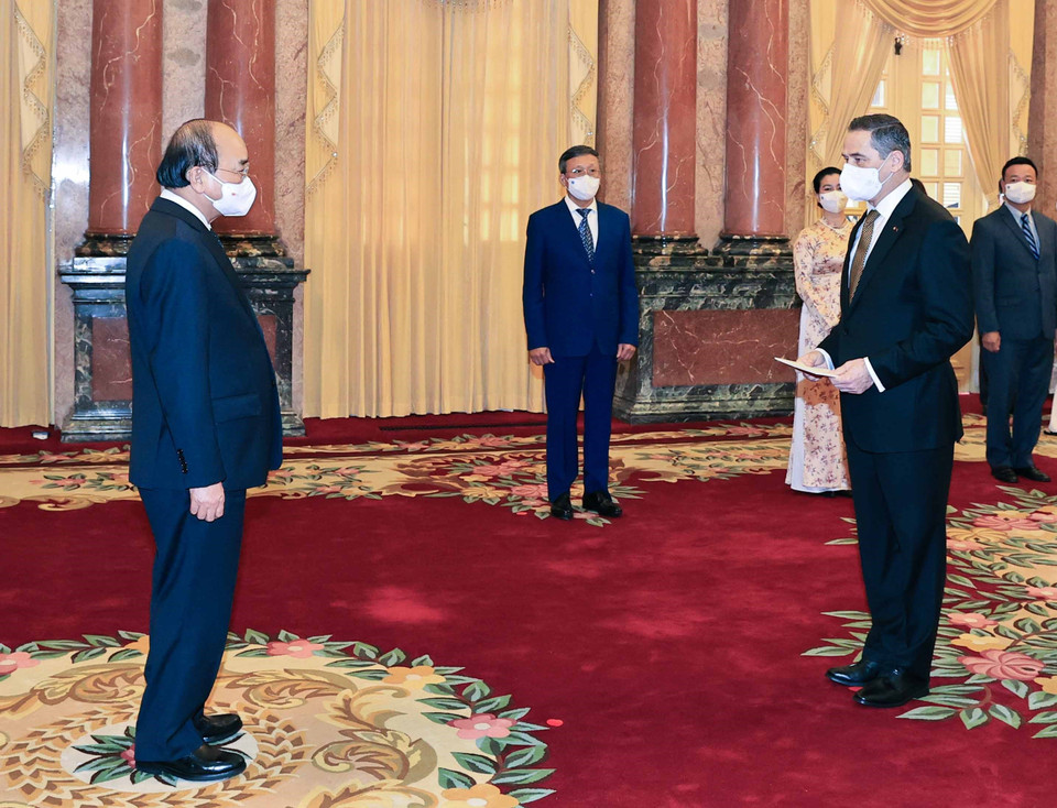 Chủ tịch nước Nguyễn Xuân Phúc tiếp nhận Quốc thư của Đại sứ Đặc mệnh toàn quyền Cộng hòa Chile tại Việt Nam Patricio Becker. (Ảnh: Thống Nhất/TTXVN)