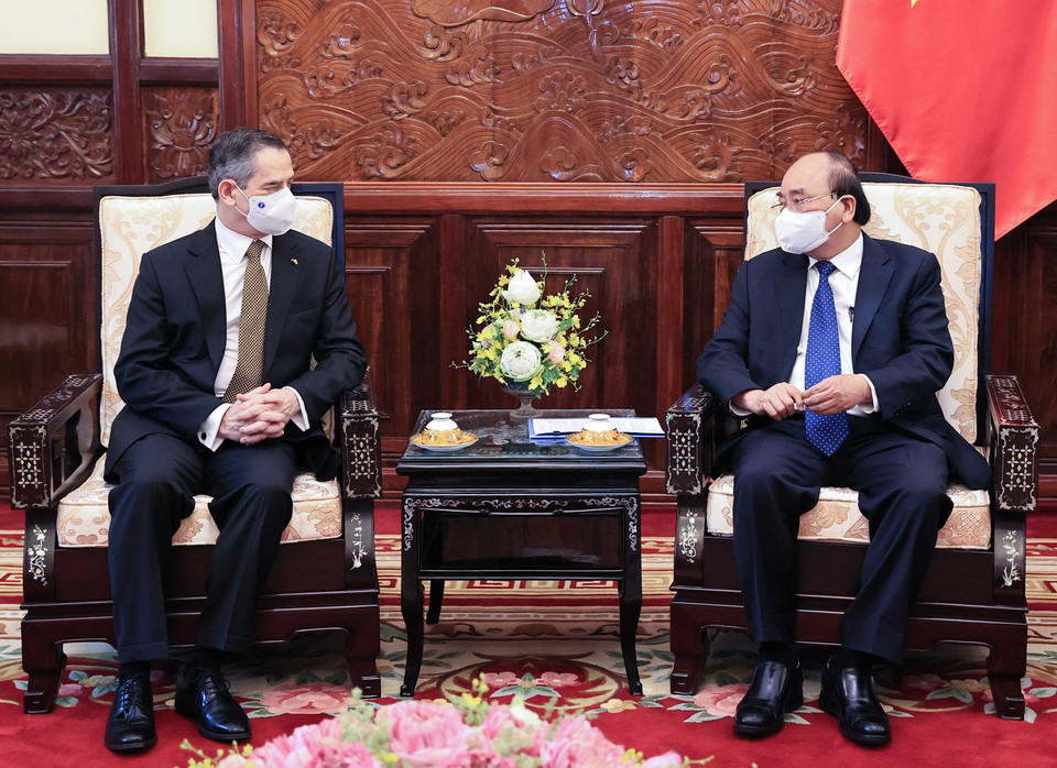 Chủ tịch nước Nguyễn Xuân Phúc tiếp Đại sứ Đặc mệnh toàn quyền Cộng hoà Chile tại Việt Nam Patricio Becker đến trình Quốc thư. (Ảnh: Thống Nhất/TTXVN)