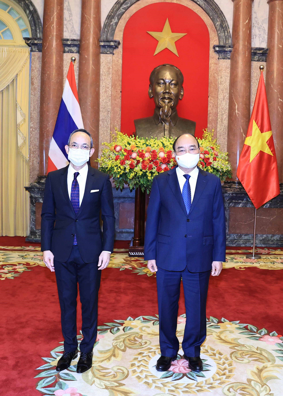 Chủ tịch nước Nguyễn Xuân Phúc và Đại sứ Đặc mệnh toàn quyền Vương quốc Thái Lan tại Việt Nam Nikorndej Blankura. (Ảnh: Thống Nhất/TTXVN)