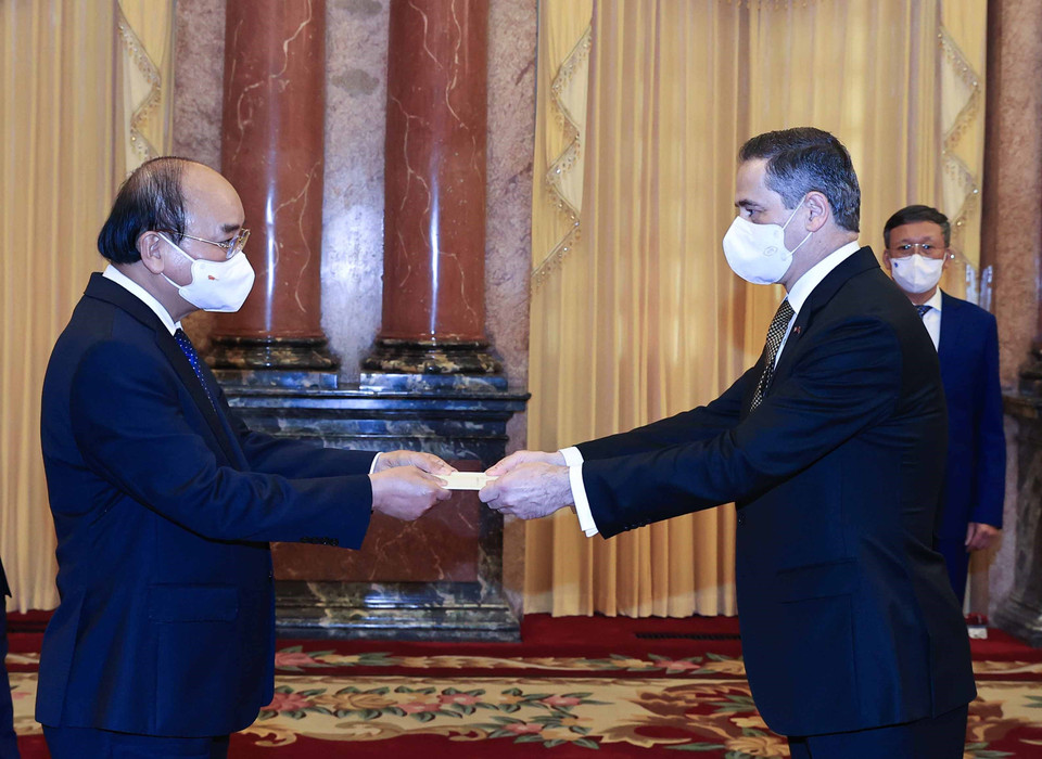 Chủ tịch nước Nguyễn Xuân Phúc tiếp nhận Quốc thư của Đại sứ Chile tại Việt Nam Patricio Becker. (Ảnh: Thống Nhất/TTXVN)