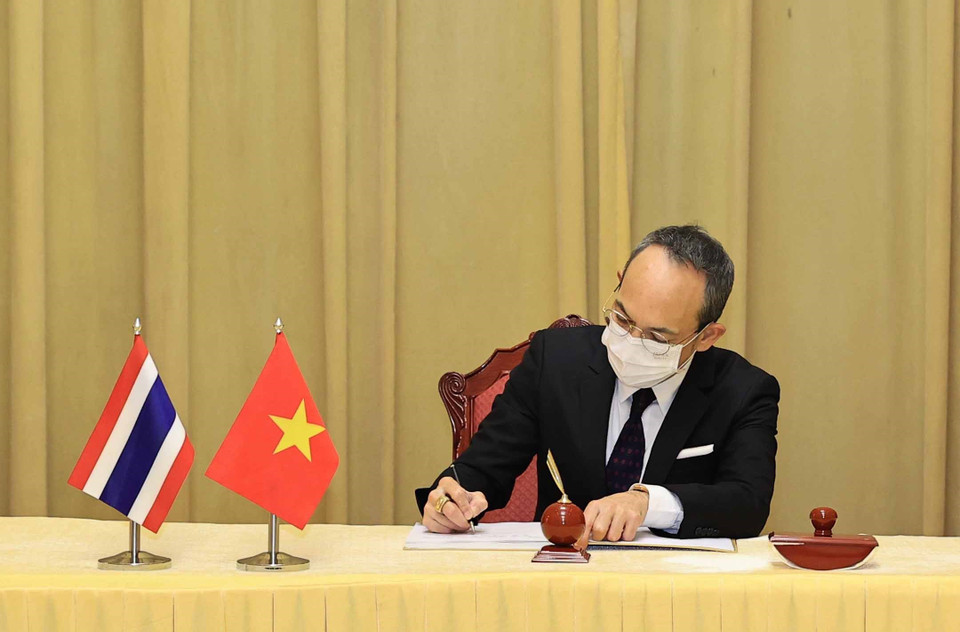 Đại sứ Đặc mệnh toàn quyền Vương quốc Thái Lan tại Việt Nam Nikorndej Blankura lưu bút tại buổi trình Quốc thư. (Ảnh: Thống Nhất/TTXVN)