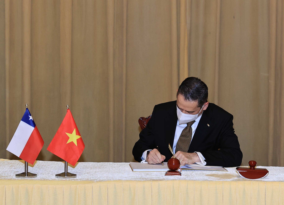 Đại sứ Đặc mệnh toàn quyền Cộng hòa Chile tại Việt Nam Patricio Becker lưu bút tạo buổi trình Quốc thư. (Ảnh: Thống Nhất/TTXVN)