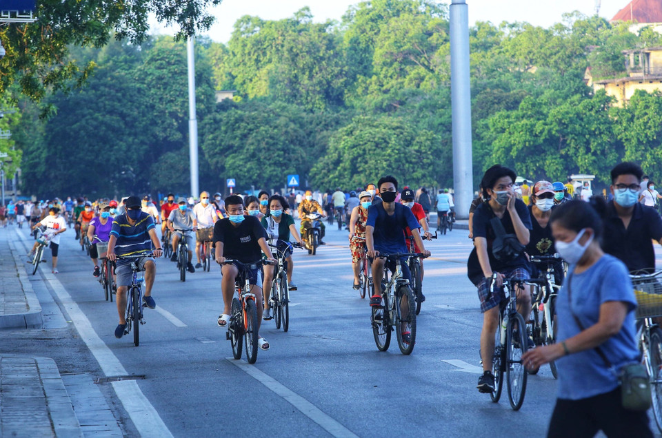 Nhiều người dân vẫn đạp xe tập thể dục dù đã có lệnh dừng triệt để đề phòng, chống dịch COVID-19 của UBND Thành phố (ảnh chụp lúc 6h5p ngày 13/7/2021 tại đường Độc Lập). (Ảnh: Hoàng Hiếu/TTXVN)