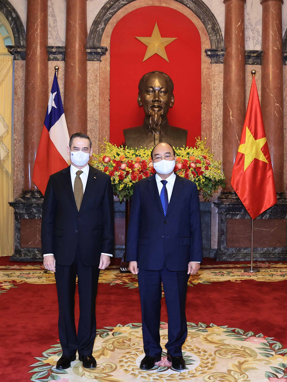 Chủ tịch nước Nguyễn Xuân Phúc và Đại sứ Đặc mệnh toàn quyền Cộng hoà Chile tại Việt Nam Patricio Becker tại buổi trình Quốc thư. (Ảnh: Thống Nhất/TTXVN)