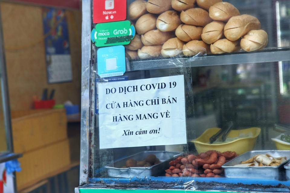 Các cửa hàng ăn đều dán thông báo chỉ bán mang về. (Ảnh: Tuấn Đức/TTXVN)