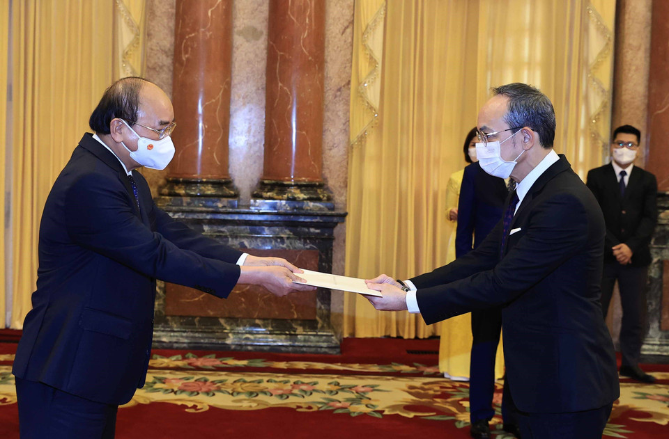 Chủ tịch nước Nguyễn Xuân Phúc nhận của Quốc thư Đại sứ Đặc mệnh toàn quyền Vương quốc Thái Lan tại Việt Nam Nikorndej Blankura. (Ảnh: Thống Nhất/TTXVN)