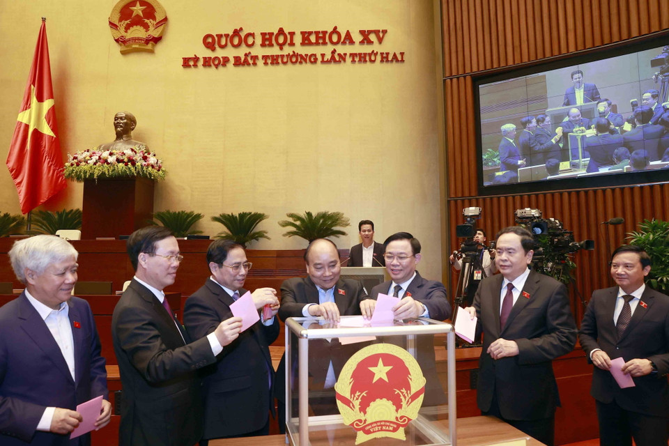 Chủ tịch nước Nguyễn Xuân Phúc, Thủ tướng Phạm Minh Chính, Chủ tịch Quốc hội Vương Đình Huệ và đại biểu bỏ phiếu phê chuẩn đề nghị của Thủ tướng về việc bổ nhiệm Phó Thủ tướng Chính phủ. (Ảnh: Doãn Tấn/TTXVN)