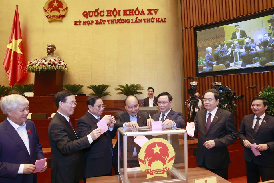 Chủ tịch nước Nguyễn Xuân Phúc, Thủ tướng Phạm Minh Chính, Chủ tịch Quốc hội Vương Đình Huệ và đại biểu bỏ phiếu phê chuẩn đề nghị của Thủ tướng về việc bổ nhiệm Phó Thủ tướng Chính phủ. (Ảnh: Doãn Tấn/TTXVN)